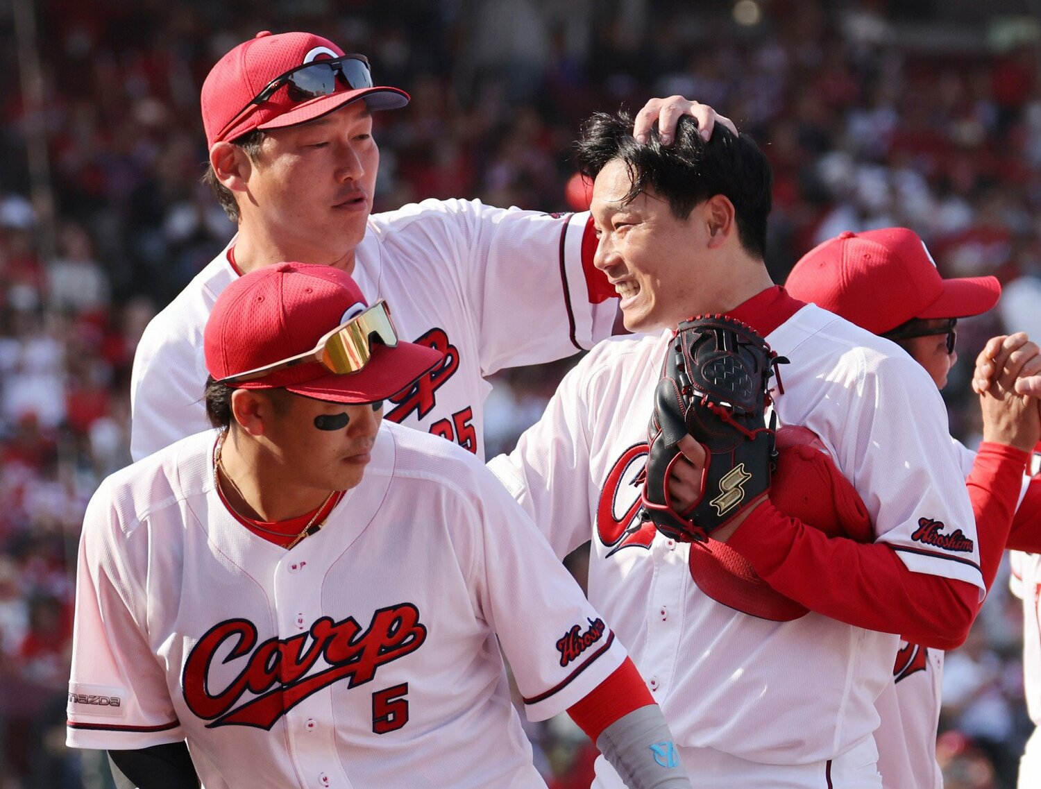 開幕3戦目には先発に転向した栗林（右）が1安打完封の快投を見せた　©JIJI PRESS