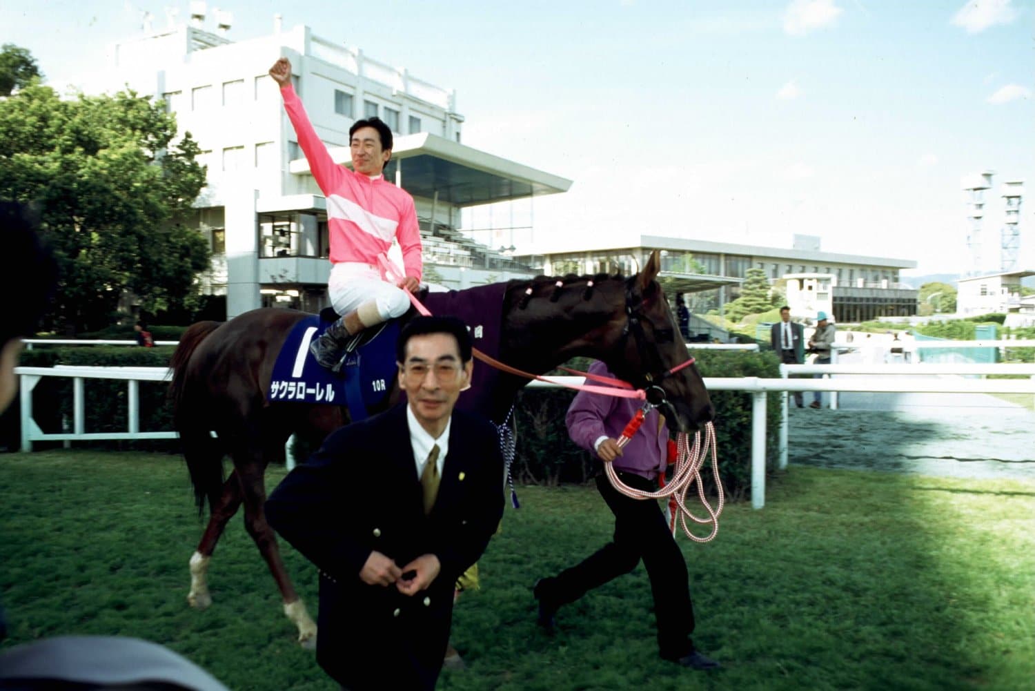 天皇賞・春（写真）と有馬記念を制して96年の年度代表馬となったサクラローレル。鞍上は横山典弘、手前は小島太元調教師