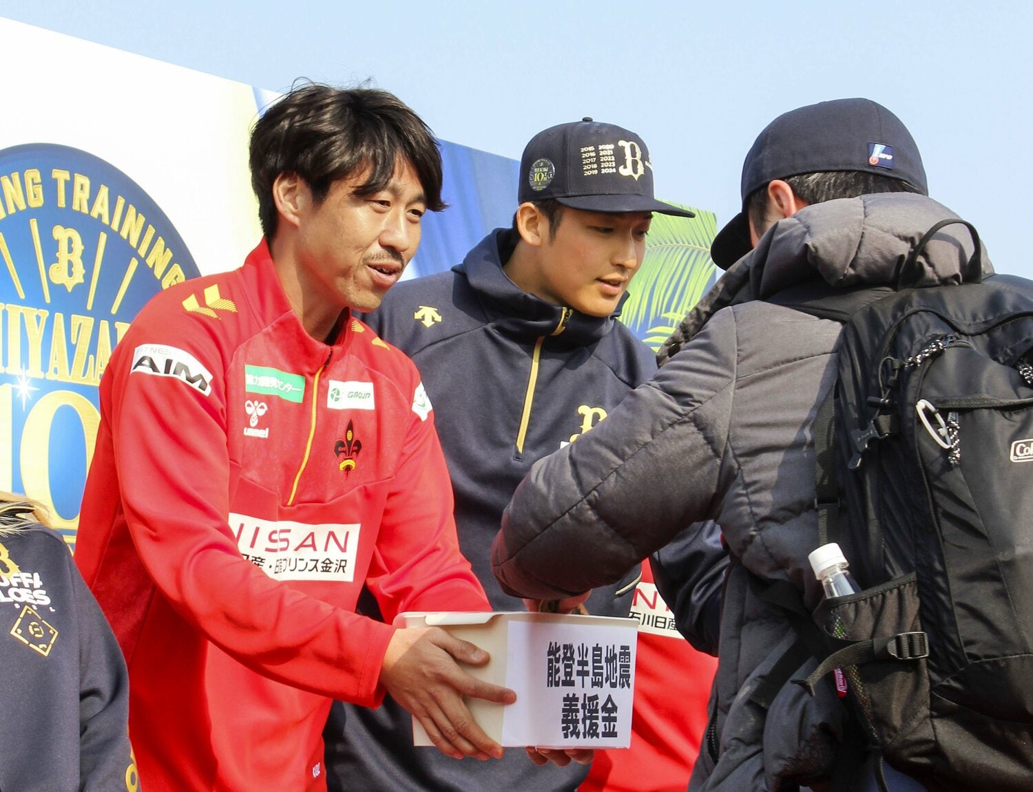 11日、ツエーゲン金沢のFW豊田陽平と募金活動を行う山﨑　©Kyodo News