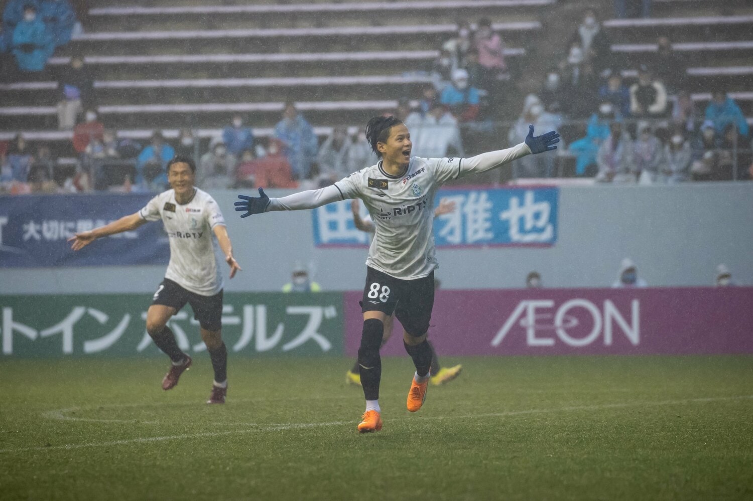 開幕節のサガン鳥栖戦、小野瀬康介はCKから美しいボレーシュートを決めた　©SHONAN BELLMARE