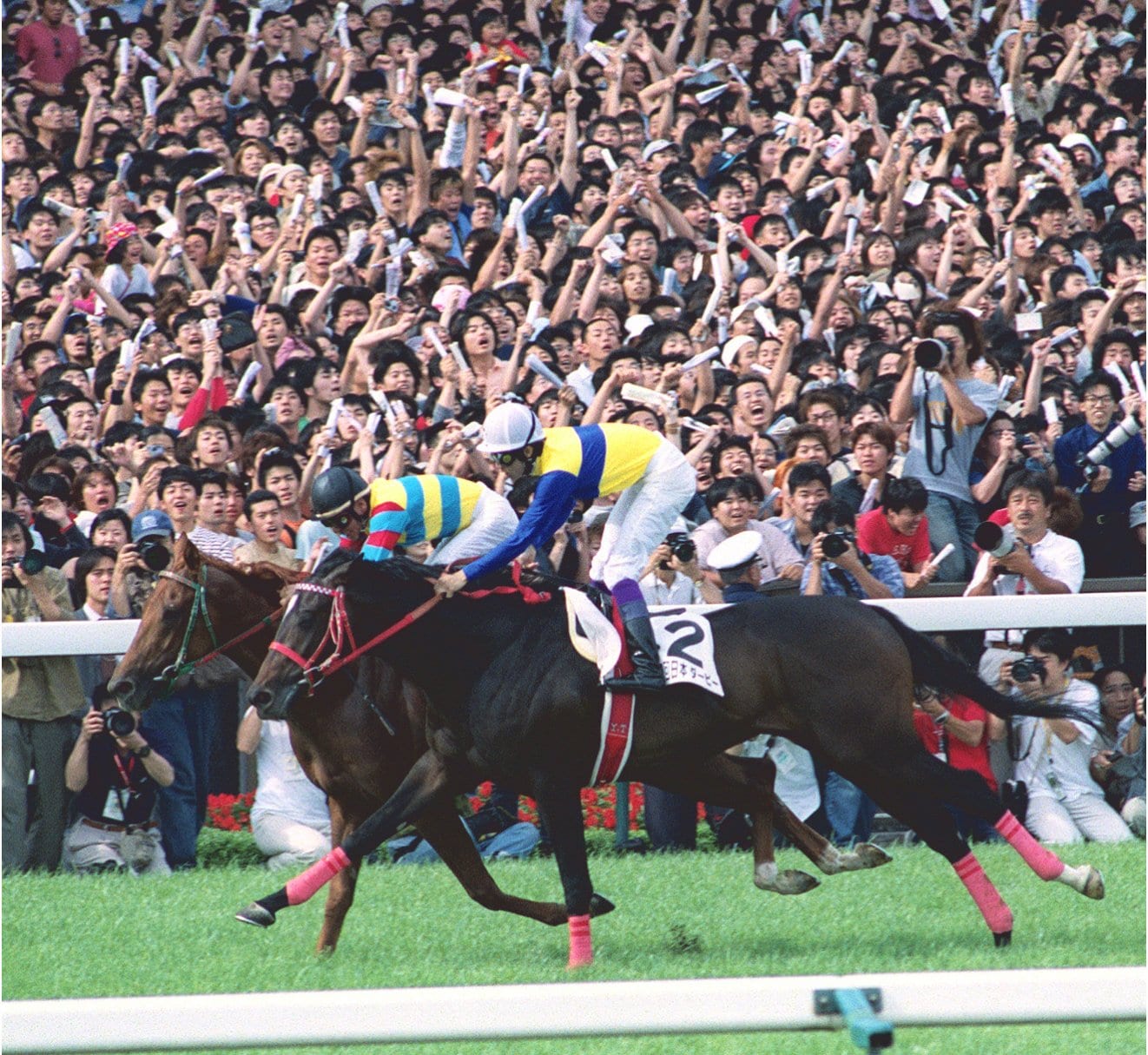 2000年の日本ダービーは1着アグネスフライト、2着にエアシャカール　©KYODO