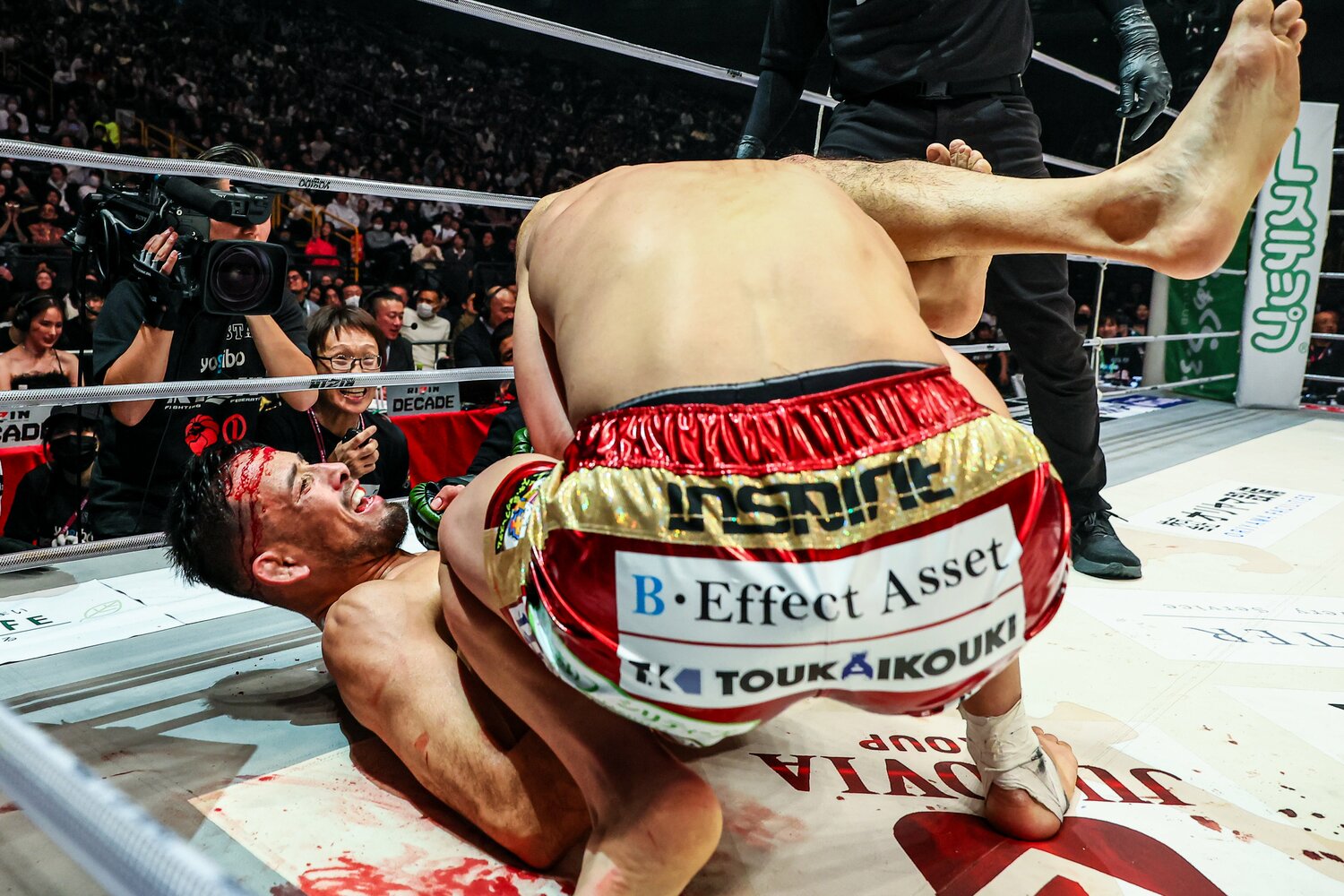 クレベル・コイケの三角絞め。鈴木千裕のヒジで流血しながらも貪欲に一本を狙った　©RIZIN FF Susumu Nagao