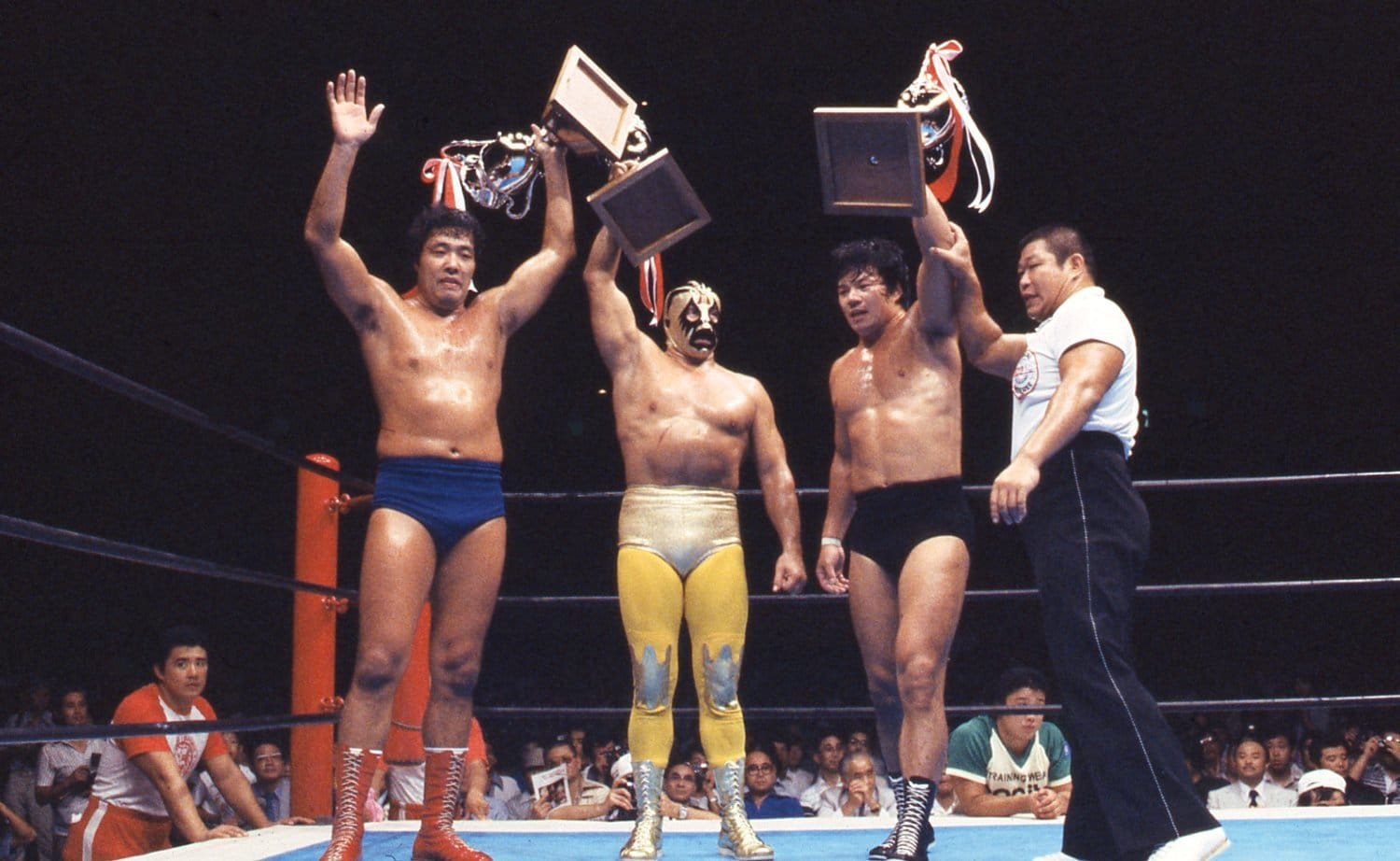 1979年8月26日に行われた『プロレス夢のオールスター戦』。藤波(右)は全日本プロレスのジャンボ鶴田、ミル・マスカラスと3人タッグを組んだ ©AFLO