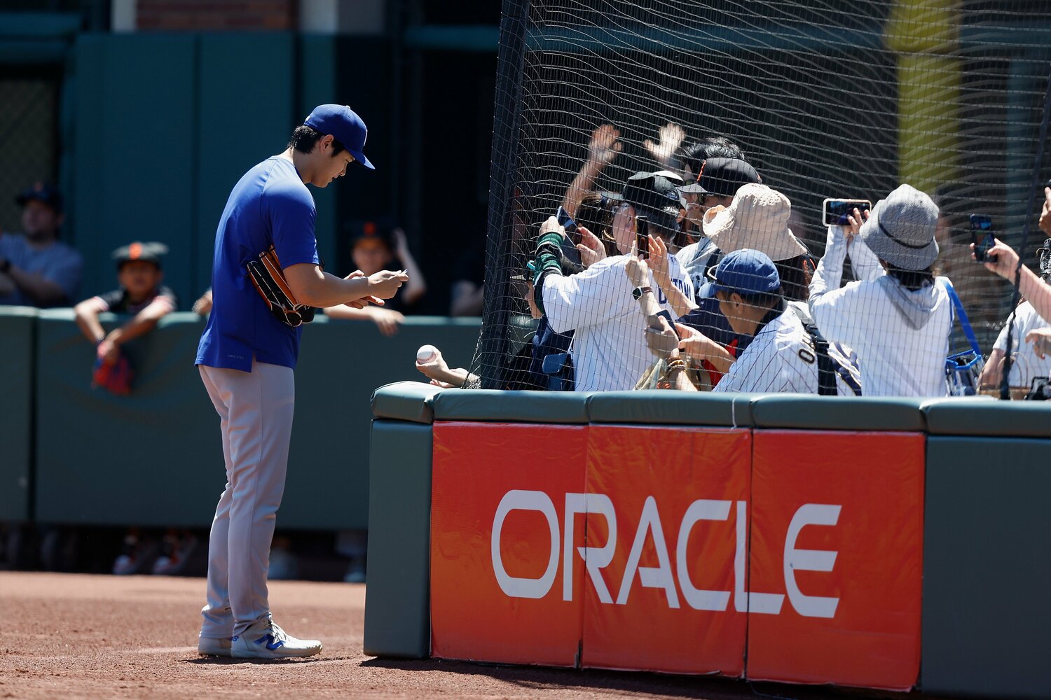 試合前の一コマ。同地区のライバルとはいえ、やっぱりサンフランシスコでも人気者だった　©Getty Images