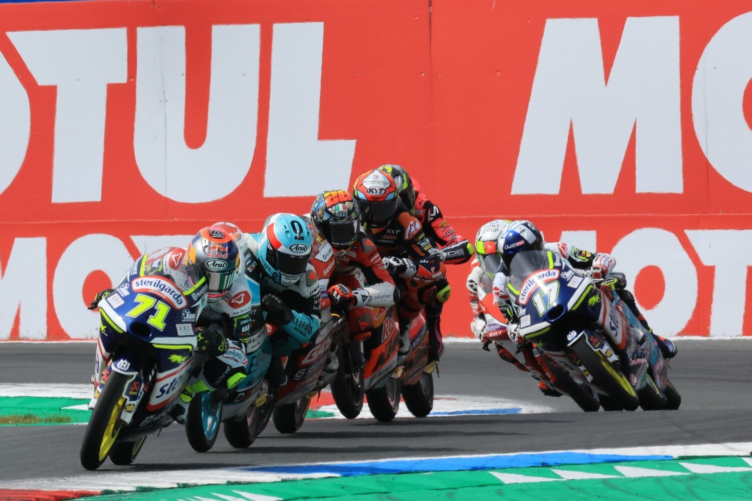 Moto3ならではの混戦でトップを走る佐々木。2番手は鈴木