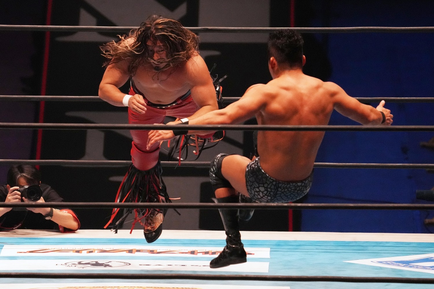 辻陽太のスピアーを低空ドロップキックで迎撃するSANADA