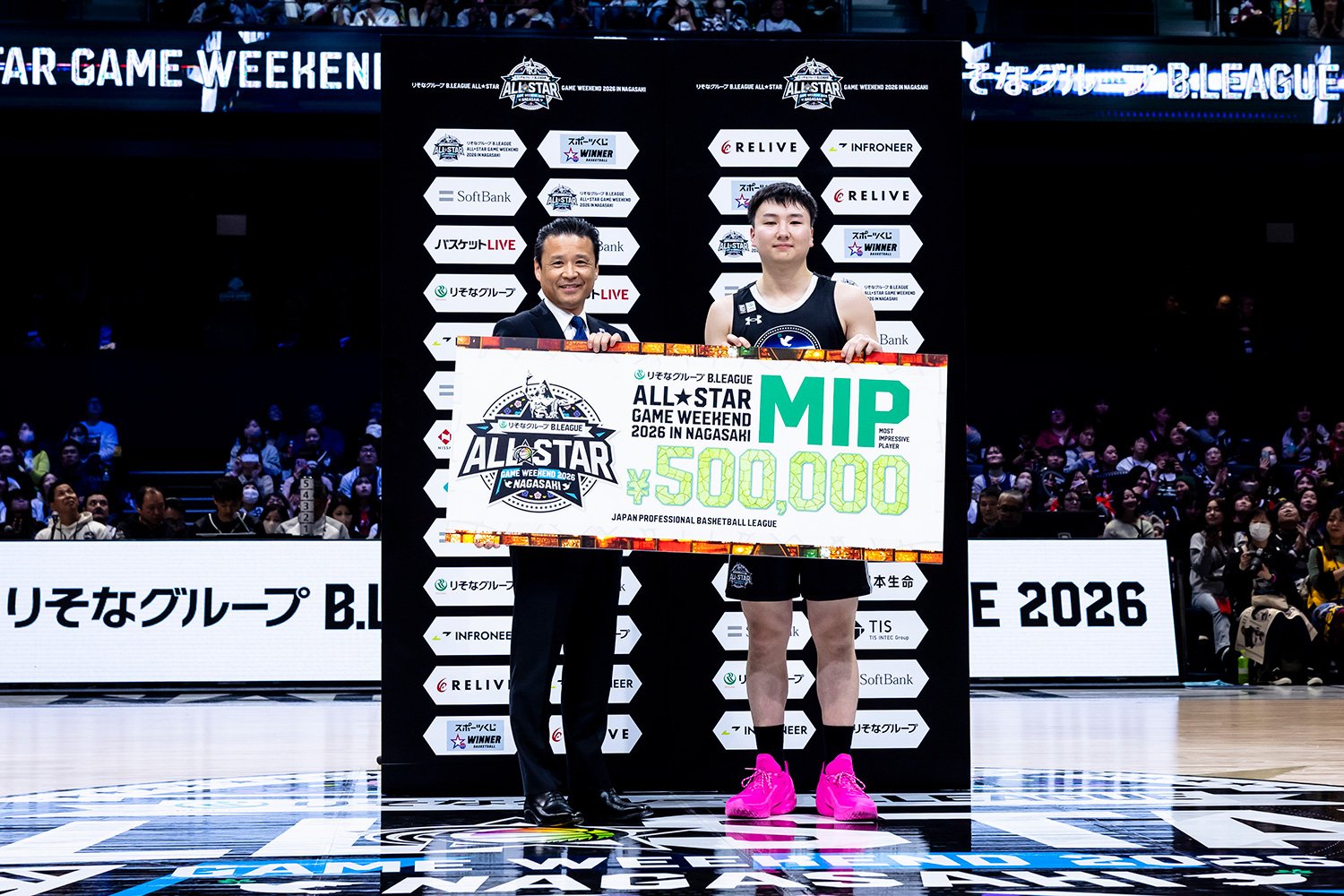 りそなグループ B.LEAGUE ALL-STAR GAME WEEKEND 2026 IN NAGASAKIではMIP(最も印象に残った選手)表彰を実施。りそなホールディングス・南昌宏社長がプレゼンターを務めた ©B.LEAGUE