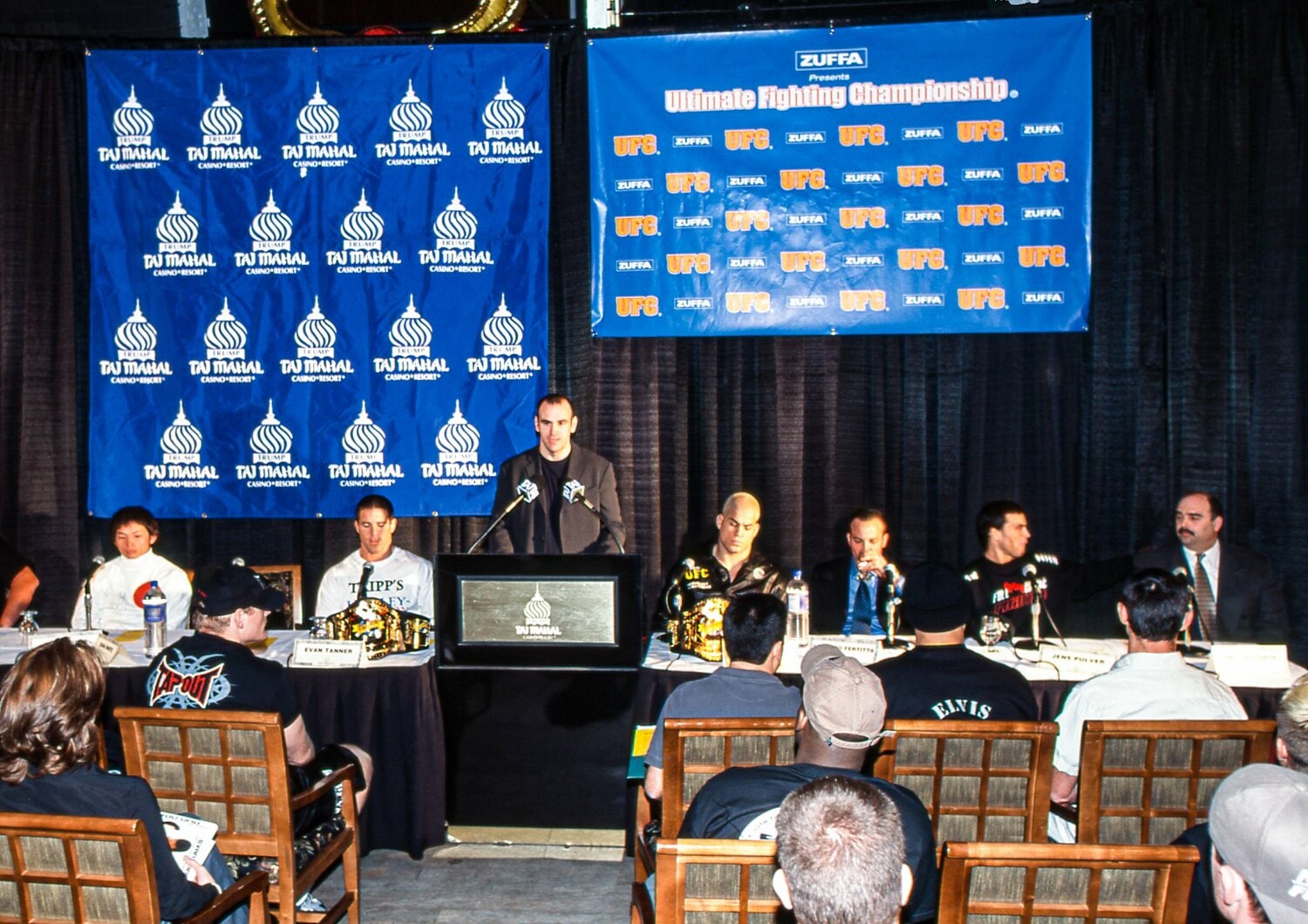 試合前の会見でコメントする若きダナ・ホワイト（写真左端が宇野薫）　©Susumu Nagao