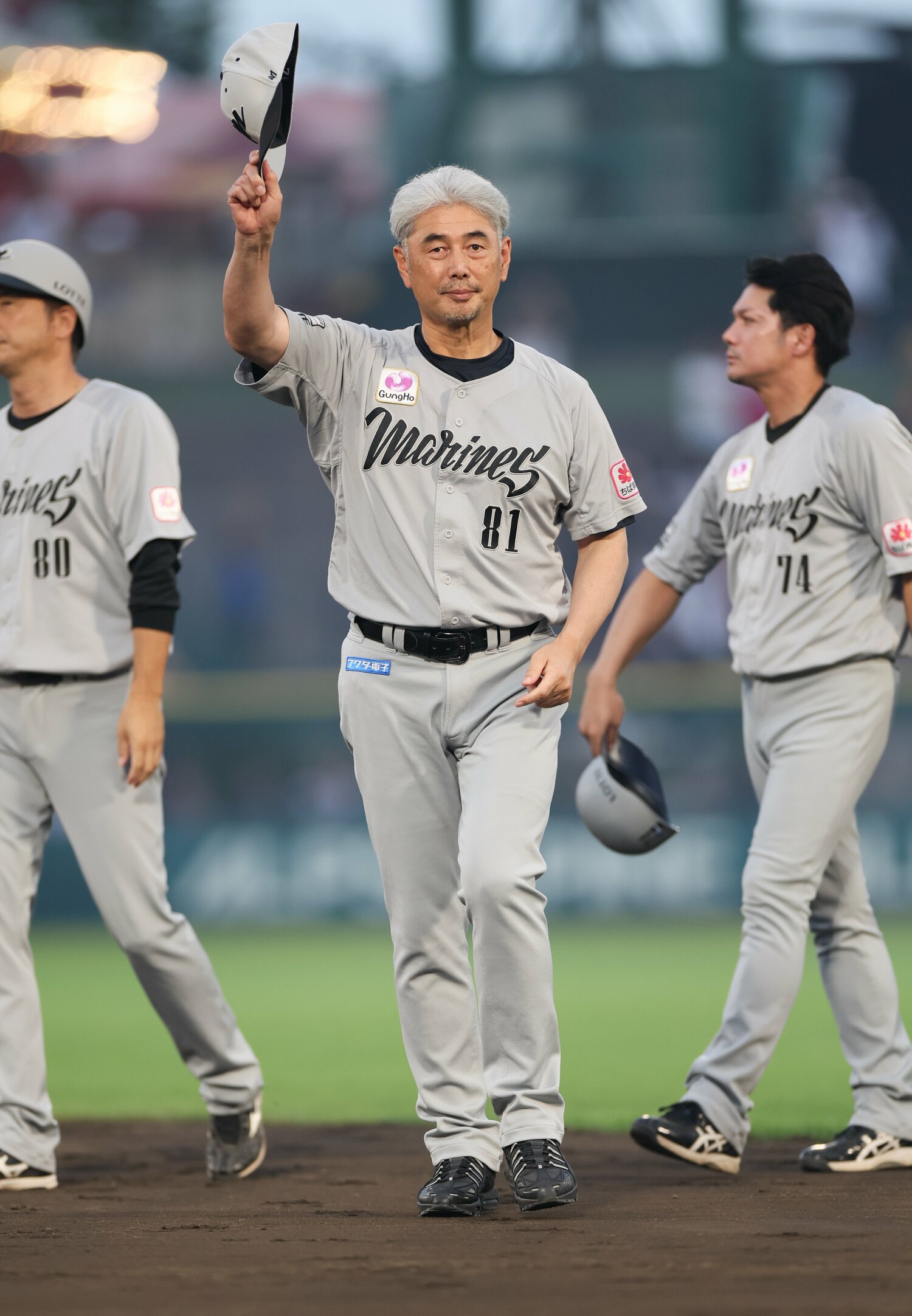 昨シーズン、ロッテファンの声援に応える吉井理人監督　©JIJI PRESS