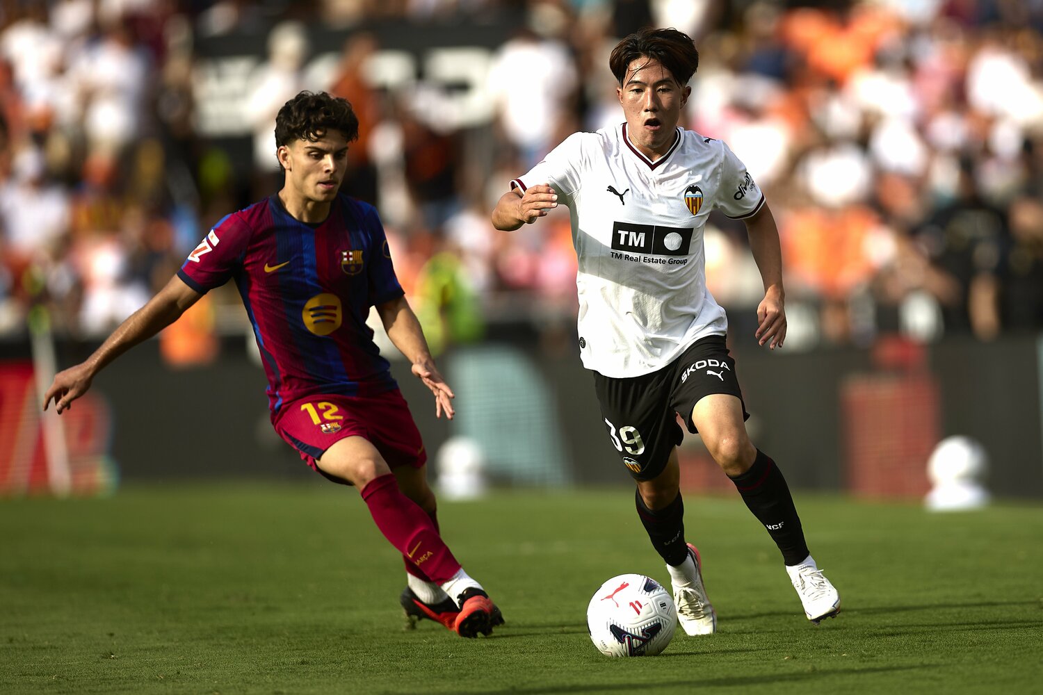 今夏、名門バレンシアに移籍した佐藤龍之介（19歳）。直近の試合ではベンチスタートが続く　©Getty Images