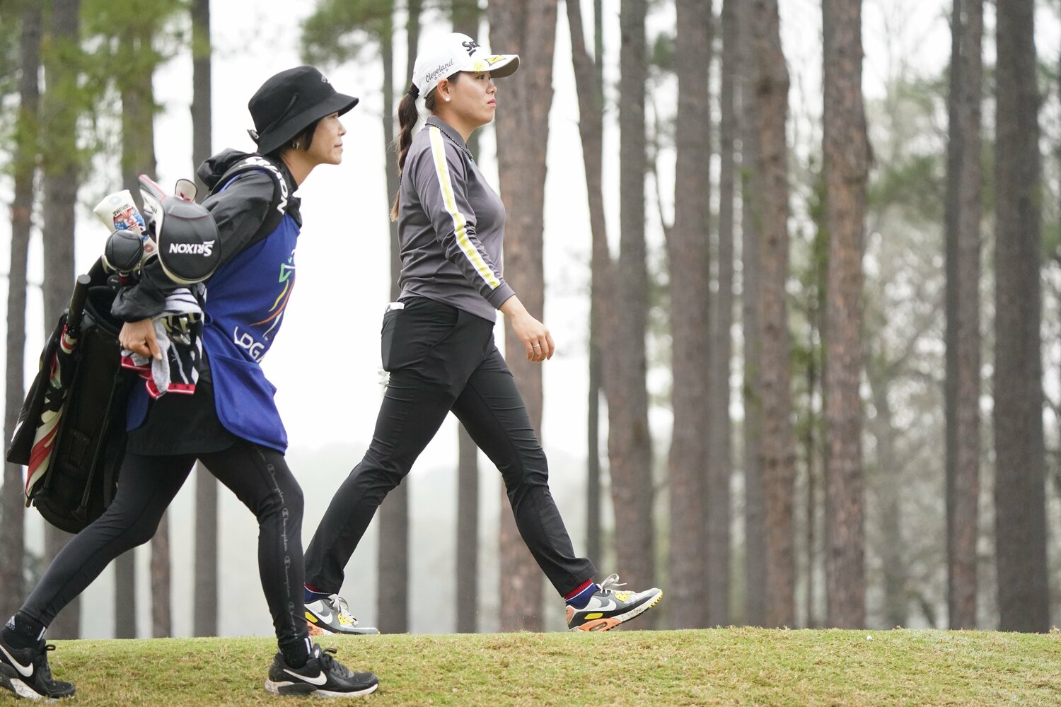 キャディを務めた母・久美さん（左）と歩く勝みなみ　©︎Epson Tour