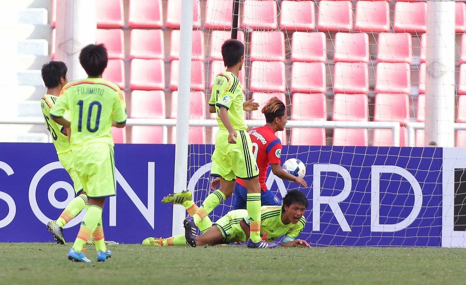 イ・スンウにゴールを決められ、悔しそうな表情の堂安。すぐ近くには冨安の姿も（2014年AFC U-16選手権）　©︎AFLO