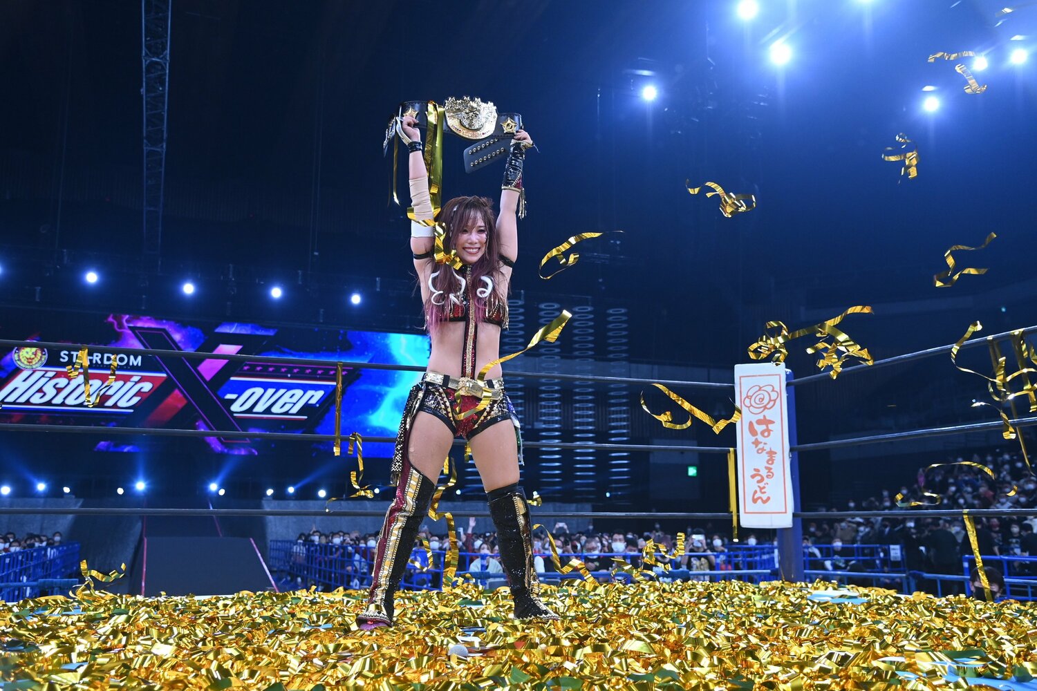 試合を終え、笑顔でベルトを掲げたKAIRI ©新日本プロレス