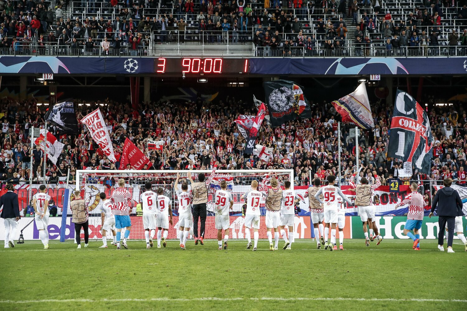 勝利に沸くザルツブルクのサポーター　©Getty Images