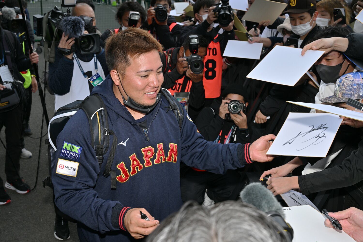 WBCキャンプで多くのファンからサインを求められる山川　©Hideki Sugiyama