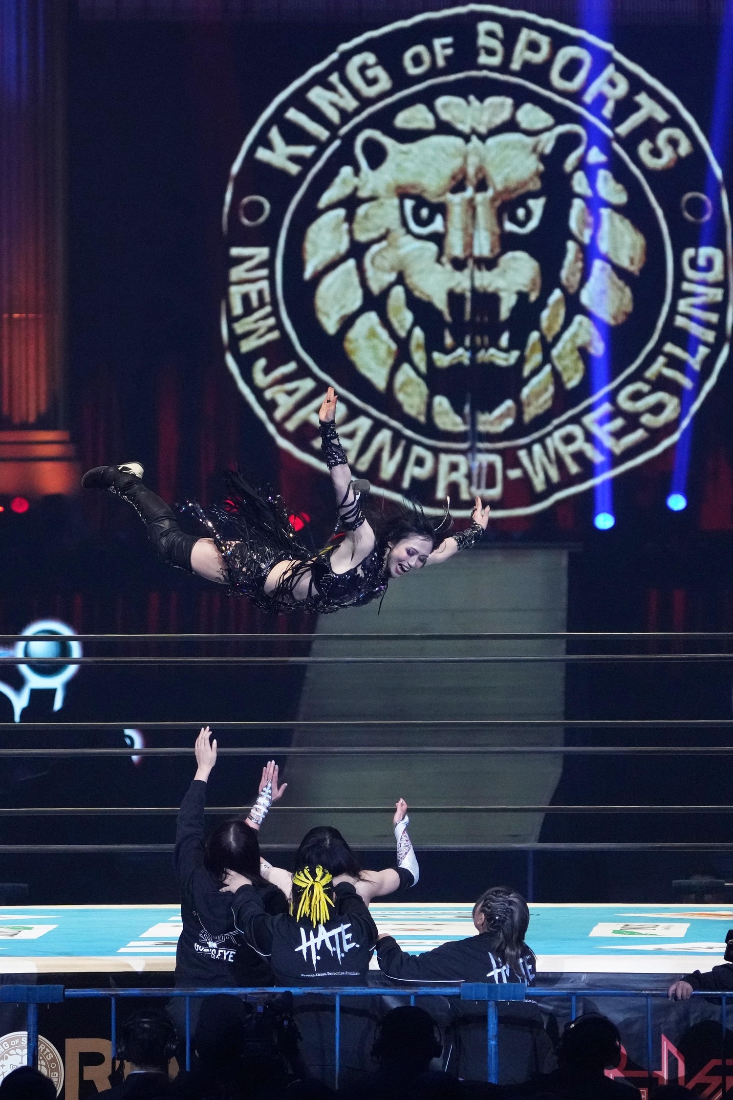 朱里にプランチャを放つ上谷沙弥。1月4日、東京ドーム ©Masashi Hara