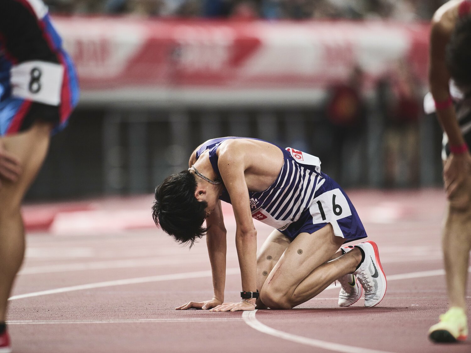 ゴール直後、トラックに手をついて座り込む田澤　©Yuki Suenaga