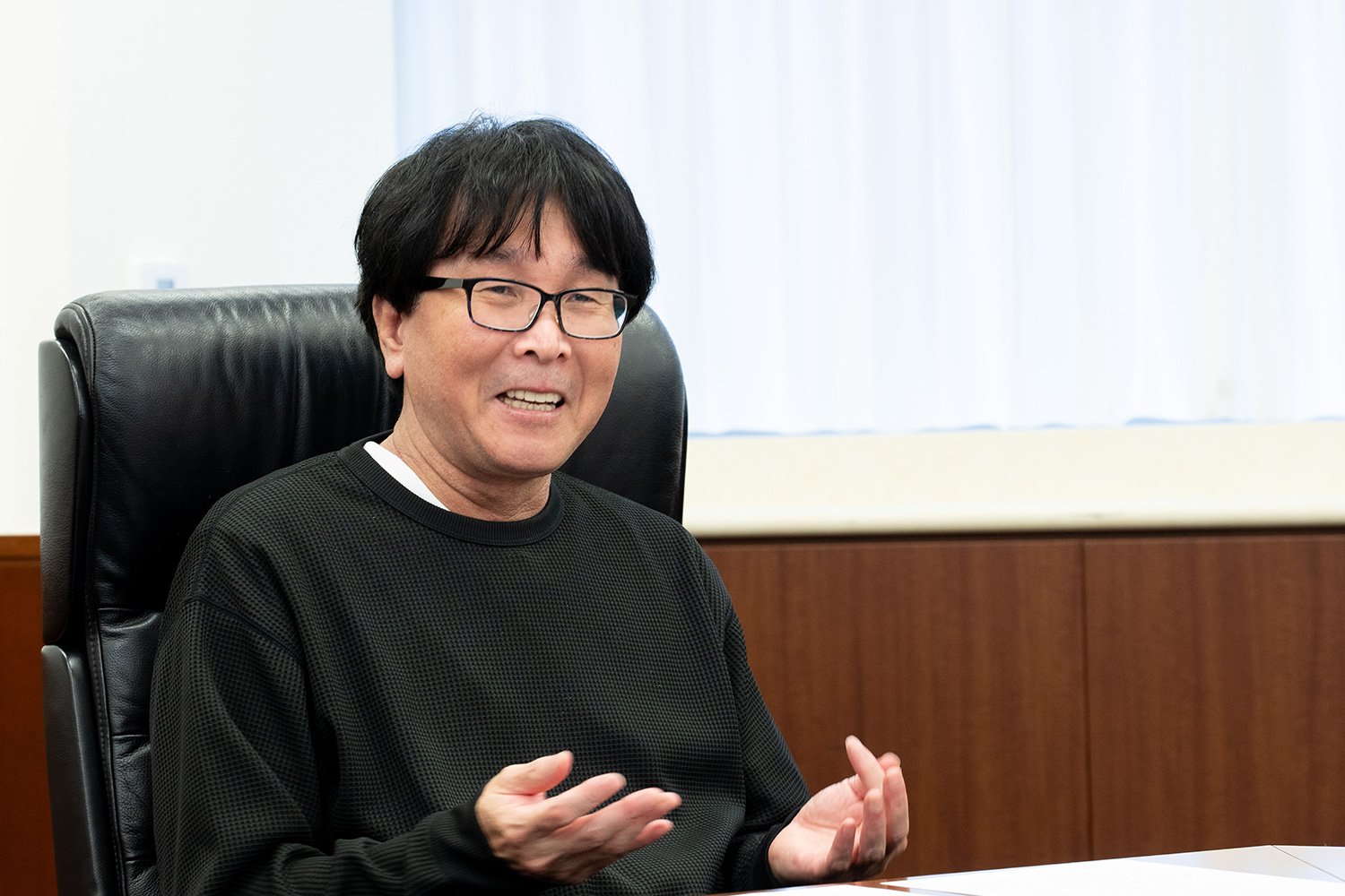 高橋陽一　Yoichi Takahashi　1960年生、東京都出身。1980年「キャプテン翼」で漫画家デビュー。1983年にアニメ化。世界中でサッカーの普及・発展に大きく貢献し、多くの選手たちにも影響を与えている。同作以外にもスポーツを題材にした作品を多数執筆。2024年4月に漫画連載を終えてネーム形式で連載を継続中、現在は南葛SCの代表取締役社長・オーナーとして国内外で活動中　©Shiro Miyake