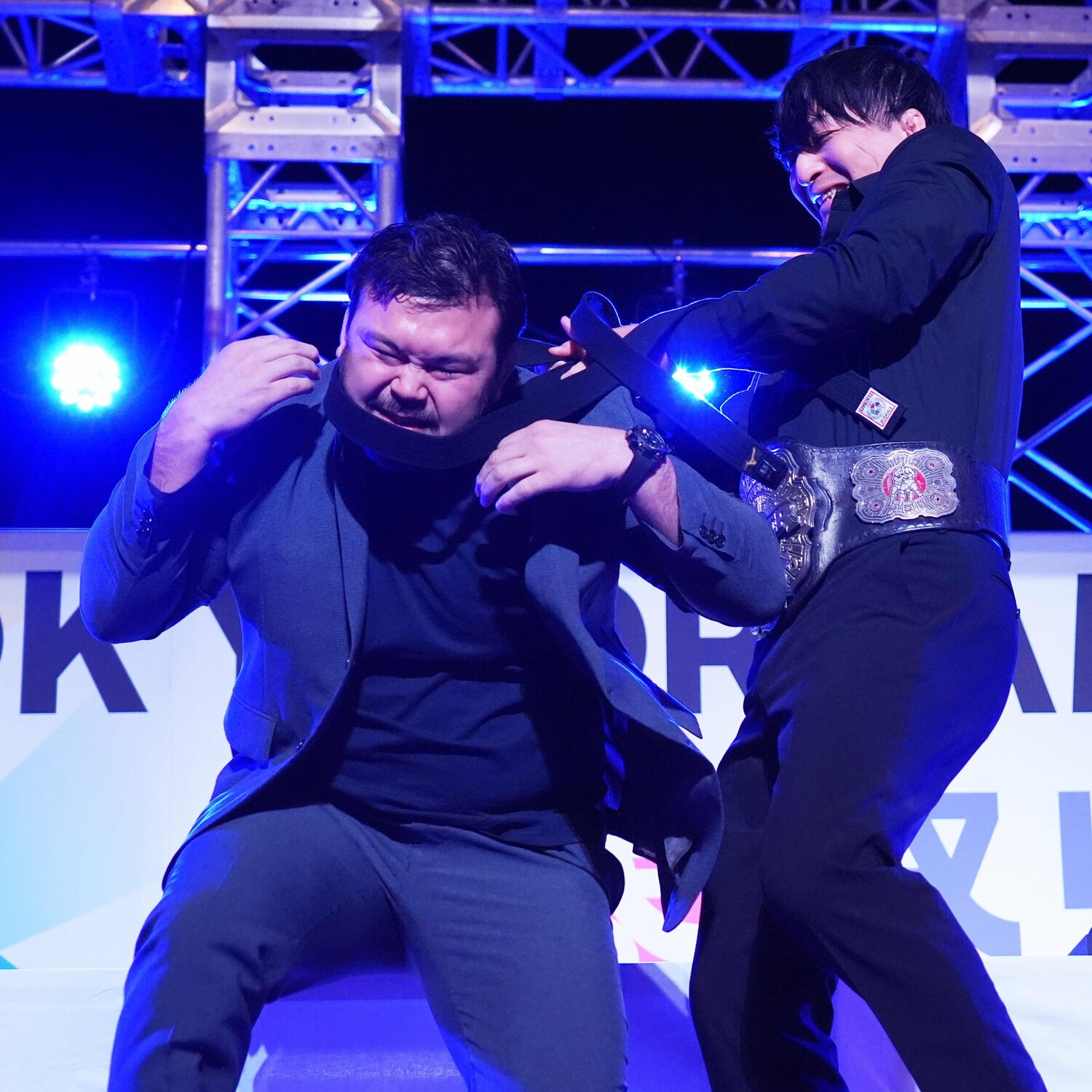 背後から成田蓮に襲われて黒帯で絞められるウルフアロン。5月9日、東京 ©Essei Hara