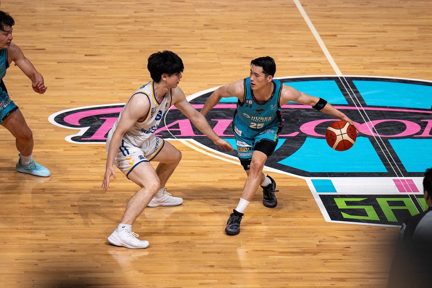 背番号25、地元出身のシューティングガード・角田太輝がチームを背負う ©Shiro Miyake