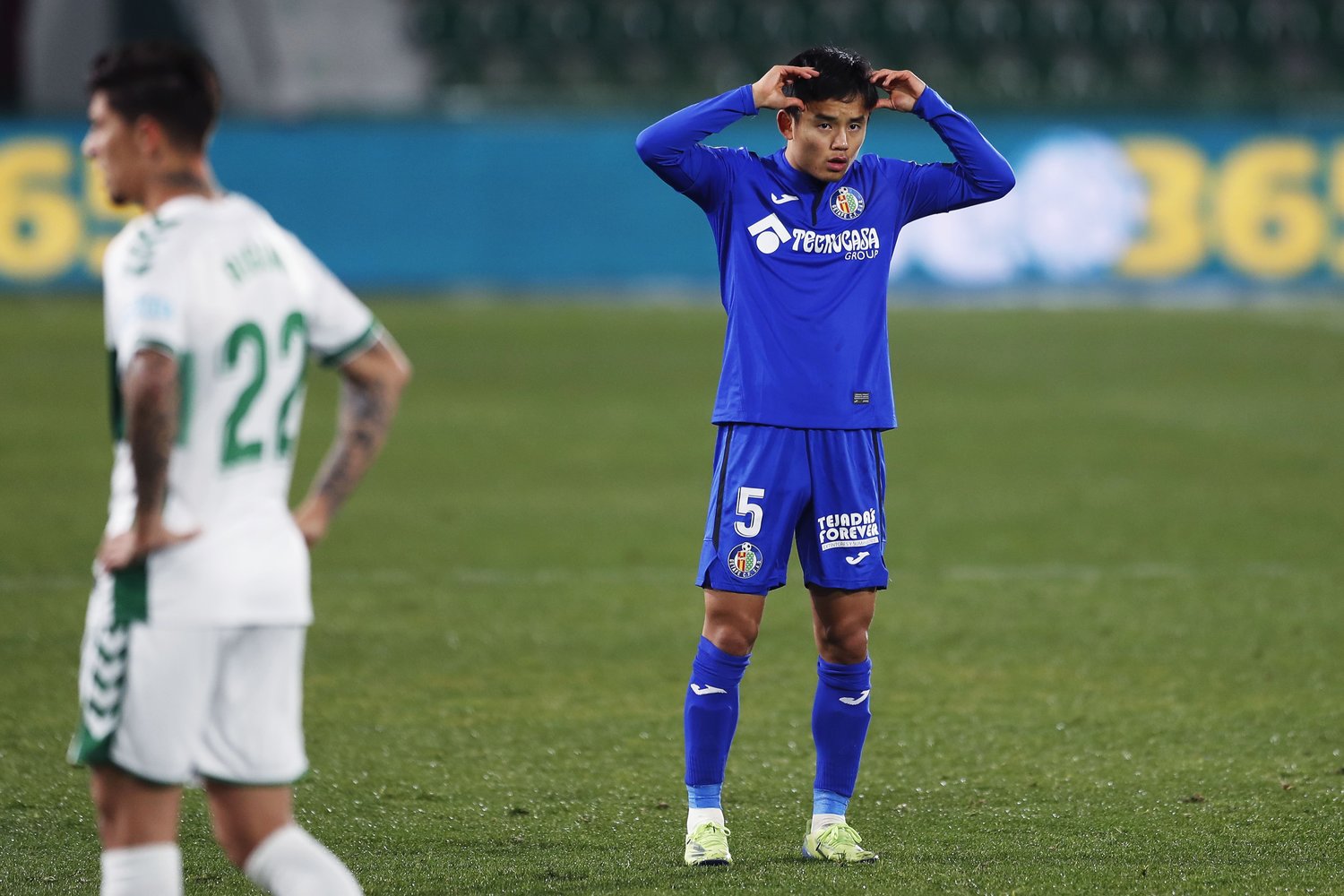 時に見せる、こめかみ付近を抑えるしぐさ