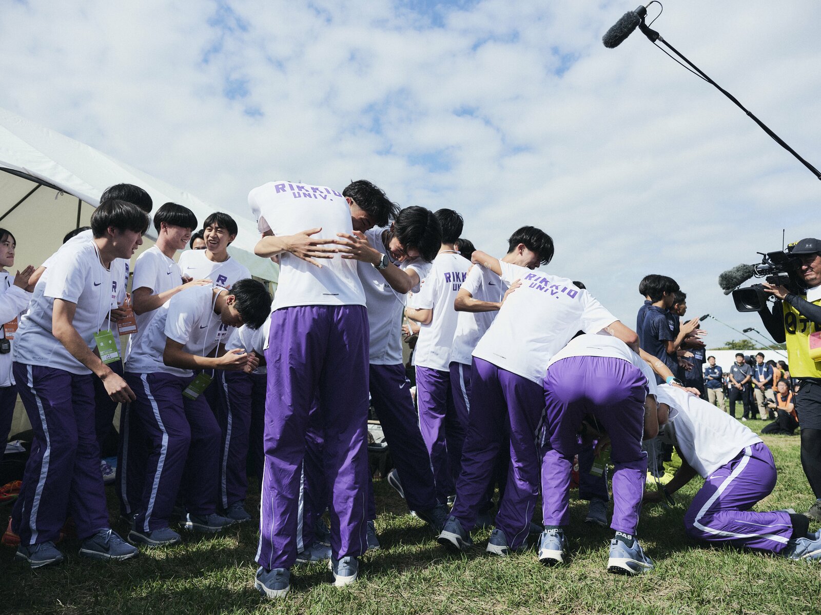 予選会を通過して歓喜に湧く立教大学の選手たち photograph by Yuki Suenaga
