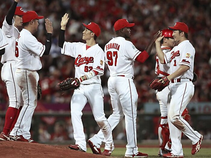 今季のセ・リーグで頻発する大型連勝＆連敗の「謎」に迫る。＜Number Web＞ photograph by Kyodo News