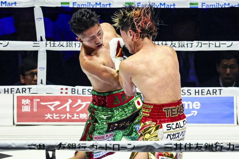 井上拓真の右アッパーが那須川天心の顔面をとらえた瞬間の連続写真（4枚目／4枚） ©Susumu Nagao