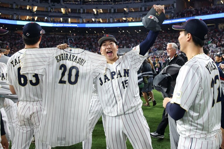 優勝セレモニーで栗林良吏のユニフォームを掲げる大勢　©Getty Images