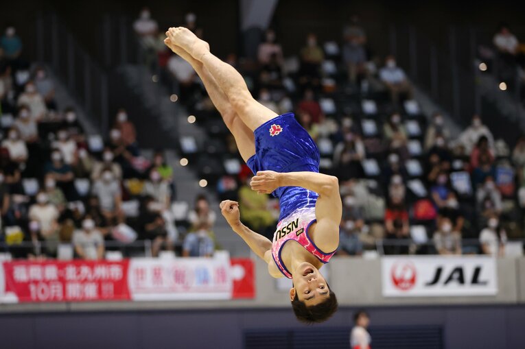 体操・白井健三は最後に笑顔で手を振った　24歳で引退の“ひねり王子”がガッツポーズで競技を終えるまで(6)