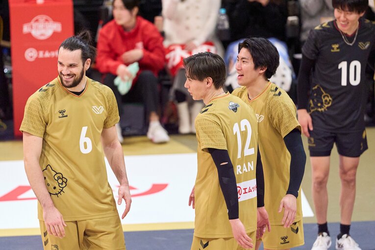 水町泰杜（右）がキャプテンを務めた TEAM TAITOの一員としてプレーしたブリザール　©︎SV.LEAGUE