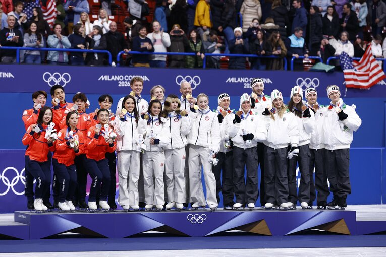 表彰台で笑顔の選手たち　©Sunao Noto／JMPA