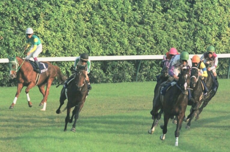 1998年11月1日、天皇賞・秋。レース中に故障を起こし、離脱するサイレンススズカ ／ photograph by KYODO