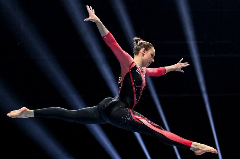 4月の体操世界選手権で。ドイツ女子代表のザラ・フォスらが首から足首までほぼ全身を覆う「ユニタード」と呼ばれる衣装で登場した ／ photograph by Getty Images