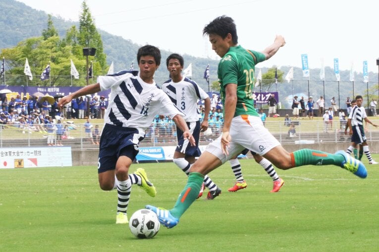 青森山田MF高橋壱晟（当時高3、現ジェフ千葉）とマッチアップする高1の佐野海舟　©︎Takahito Ando