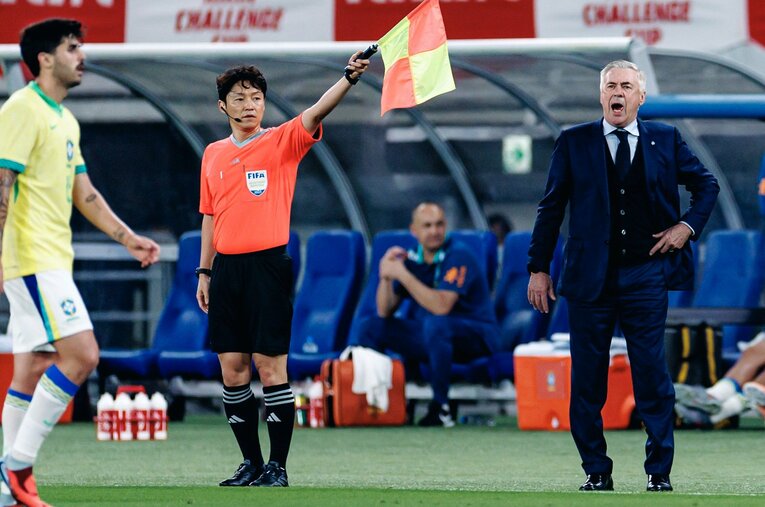 【計30枚超：“テレビに映らない”日本代表ブラジル戦歴史的初勝利】日本相手の苦戦にイラ立ちを隠せないアンチェロッティ監督…写真はまだまだ続きます　©Kiichi Matsumoto