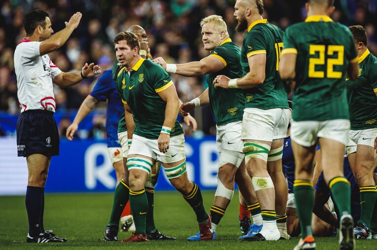 2m近い大柄な選手で構成されるスプリングボクスのFW陣では、ひときわ小さく見えるクワッガ・スミス。自らの武器を磨き、緑のジャージーに袖を通している　©︎Kiichi Matsumoto