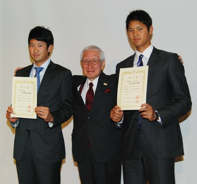 2013年3月、プロ野球の新人研修会を終え、代表で修了証を受け取った巨人の菅野智之と日本ハムの大谷翔平　©JIJI PRESS