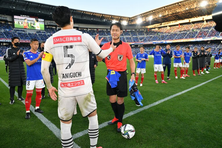 試合後、両チームの選手たちが花道を作ってその功績を称えた　©︎J.LEAGUE