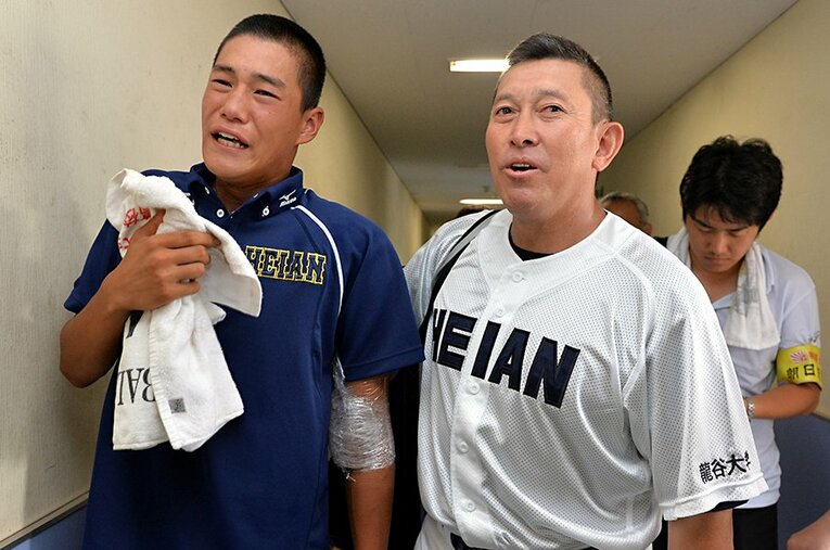 2015年の夏、京都大会4回戦で敗れて号泣する龍谷大平安・高橋奎二の肩を抱く原田英彦監督 ／ photograph by Sankei Shimbun