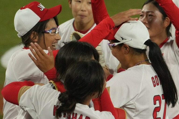 7月27日の決勝、アメリカ戦での勝利後、後藤希友は大エース上野由岐子に頭をなでられた ／ photograph by JMPA