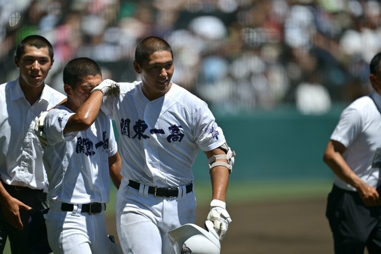 坂本を慰めるチームメート　©Hideki Sugiyama