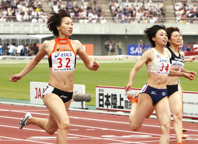 2011年の日本選手権200mで福島千里（左）に次ぐ2位に【スワイプするとそのほかの写真もご覧になれます】　©JIJI PRESS