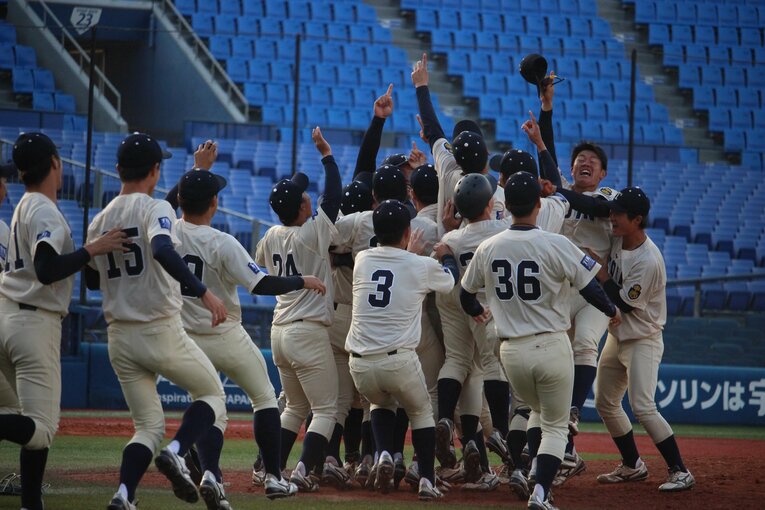 優勝の瞬間、マウンドに駆け寄る桐蔭横浜大ナイン　©︎Yu Takagi