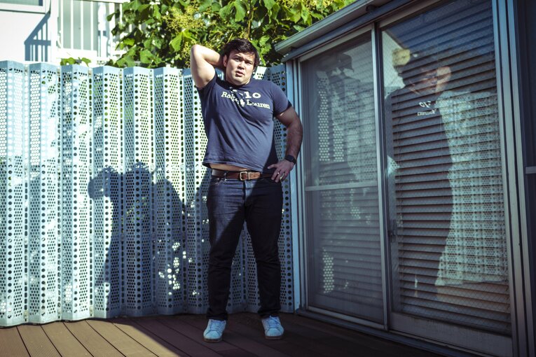 Tシャツを脱ぐウルフアロン　©︎Takuya Sugiyama