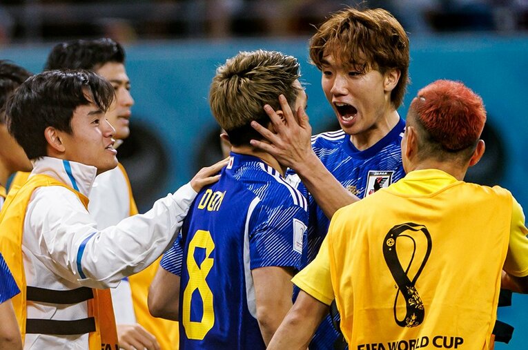 カタールW杯、堂安律を祝福する板倉滉　©Kiichi Matsumoto/JMPA