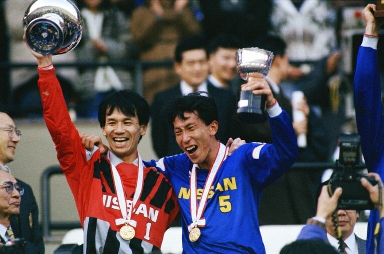 天皇杯を制した日産自動車時代の柱谷哲二（右）と松永成立（1992年1月1月） ／ photograph by Shinichi Yamada/AFLO