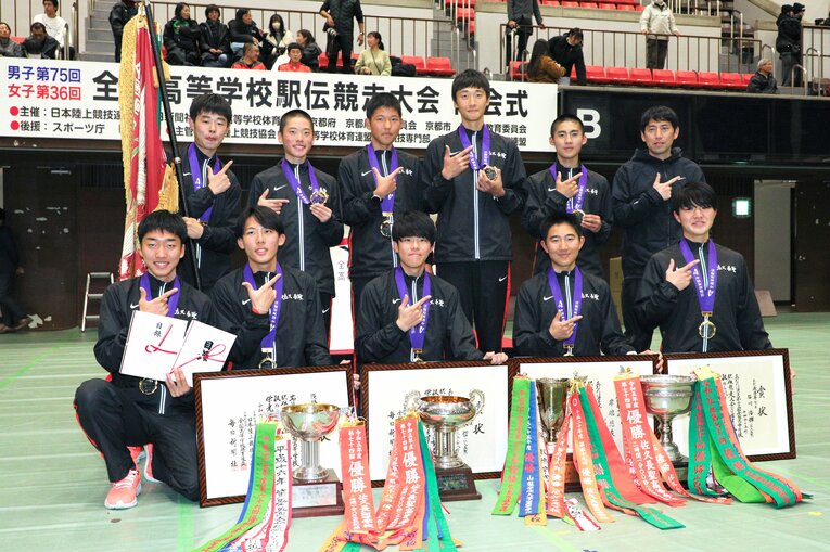 都大路連覇を果たした2024年の佐久長聖高。すっかり長髪の選手が増えた。後列右端が高見澤監督　©JIJI PRESS