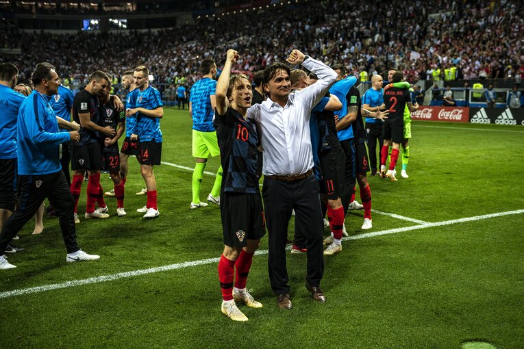 2018年ロシアW杯。準決勝でイングランドを破り、喜び合うルカ・モドリッチとズラトコ・ダリッチ監督　©Takuya Sugiyama/JMPA