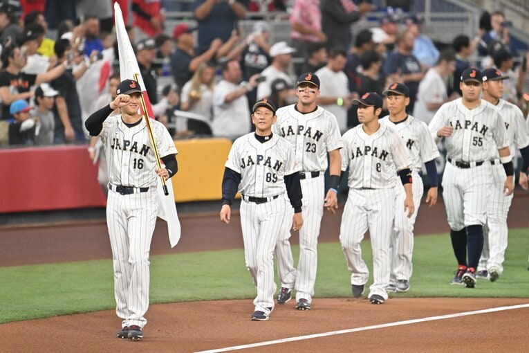 WBC決勝アメリカ戦を前のセレモニーで日の丸をもち先頭を行く大谷　©︎Naoya Sanuki